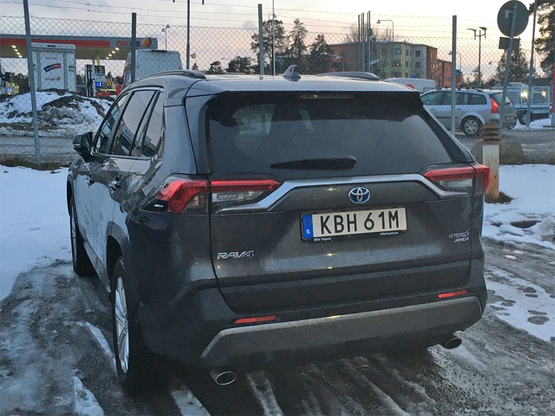 Mörkgrå metallic Toyota RAV4 Hybrid AWD Executive stulen i Tyresö söder om Stockholm