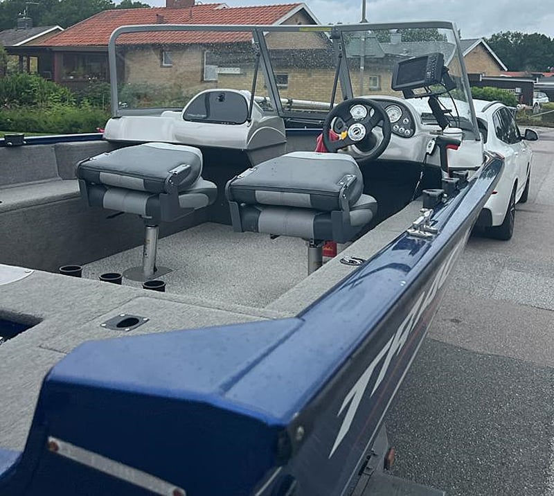 TRACKER Pro Guide V16 WT med 100Hk Mercury stulen på trailer  i Saltsjö Boo, Stockholm 