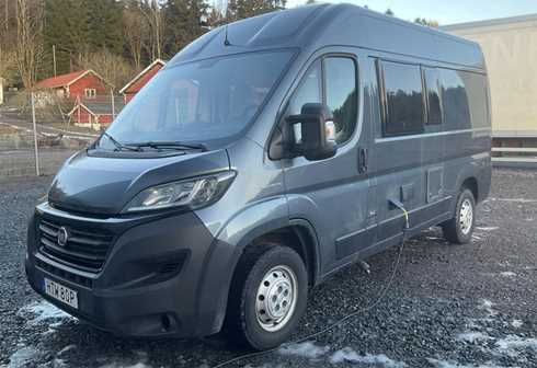 Gråmetallic husbil "plåtis" Fiat Knaus Campervan stulen i Jönköping