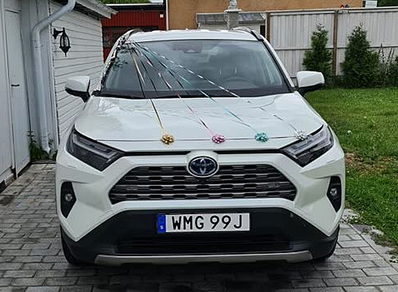 Vit Toyota RAV4 Hybrid AWD stulen i Vallentuna norr om Stockholm