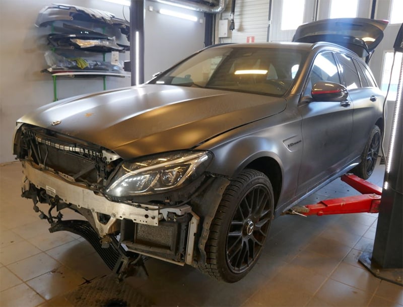 Grå folierad Mercedes Benz AMG C63 S Kombi stulen i Alingsås