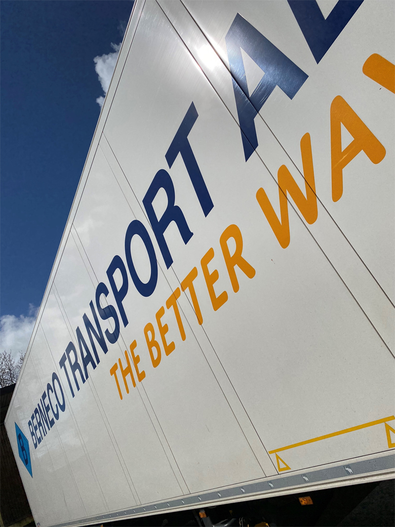 Svenskregistrerad tre axlad trailer, Schmitz Cargobull stulen i Venlo, Holland
