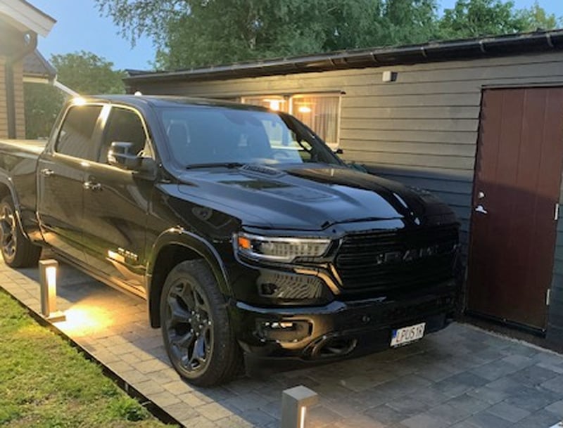 Svart RAM 1500 Crew Cab Limited Night Edition stulen i Gamla Uppsala, Uppsala