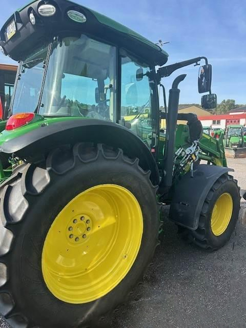 Grön jordbrukstraktor med frontlastare John Deere 5125R stulen i Kungälv