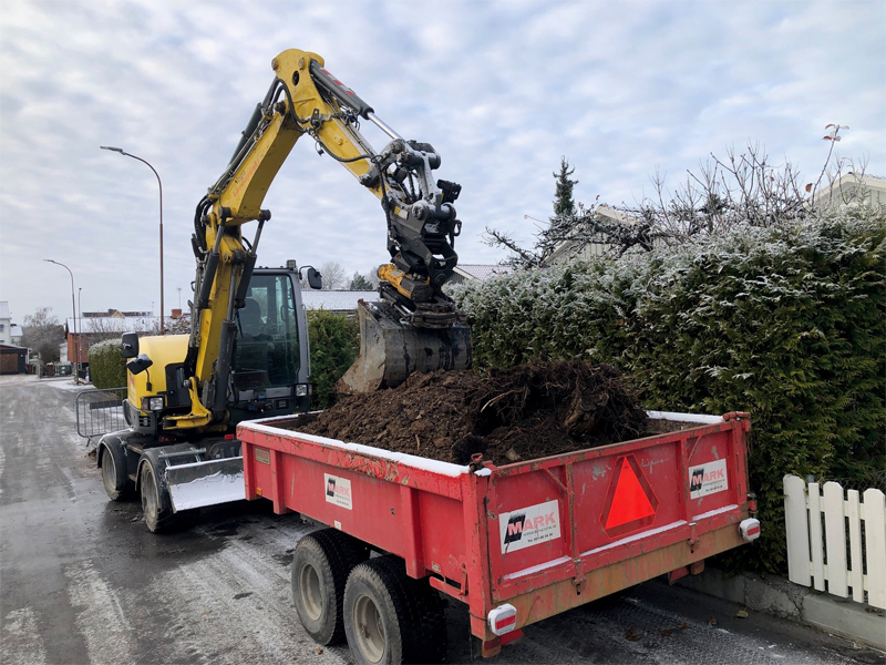 Gul hjulburen grävmaskin med röd redskapskärra, Wacker Neuson EW65 stulen i Torshälla