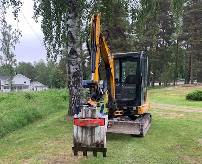 Maskinsläp TIKI lastat med grävmaskin JCB 8026 stulet i Forshaga norr om Karlstad