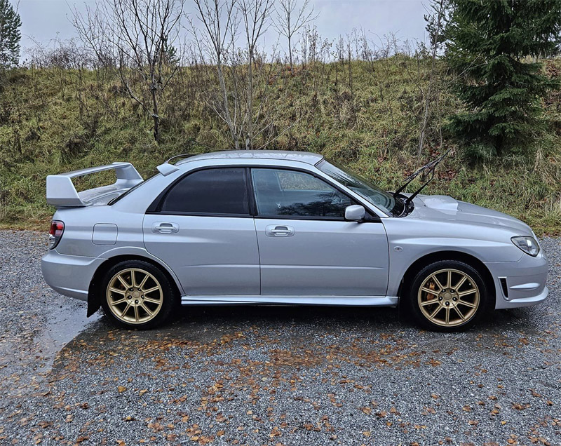 Silvermetallic Subaru Impreza WRX STI stulen utanför Enköping