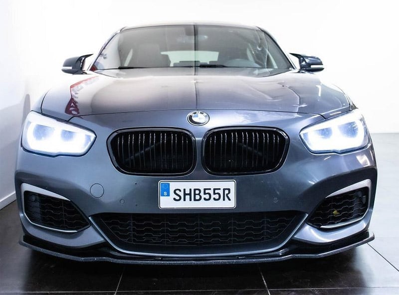 Grå metallic BMW M140I Xdrive stulen i Helsingborg