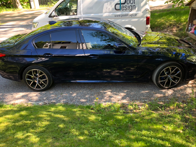 Blå BMW 545E XDrive stulen i Upplands Väsby