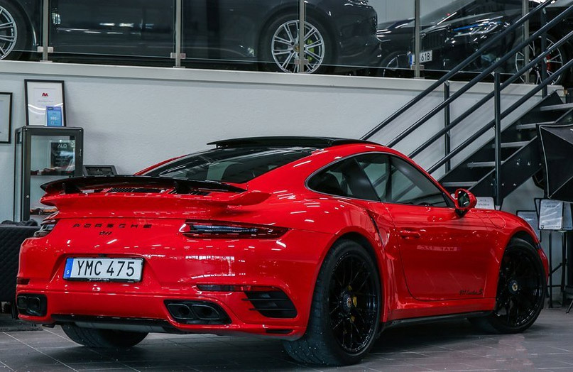 Röd Porsche 911/991 Turbo S stulen i Motala