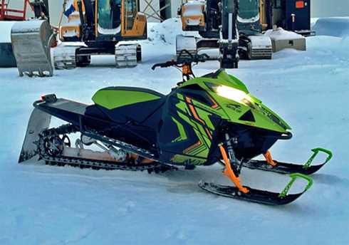 Grön snöskoter Arctic Cat M8000 Alpha stulen i Malå