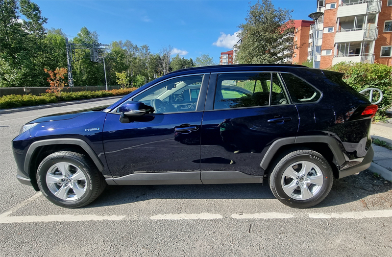 Mörkblå metallic Toyota RAV4 Hybrid AWD stulen i Täby norr om Stockholm