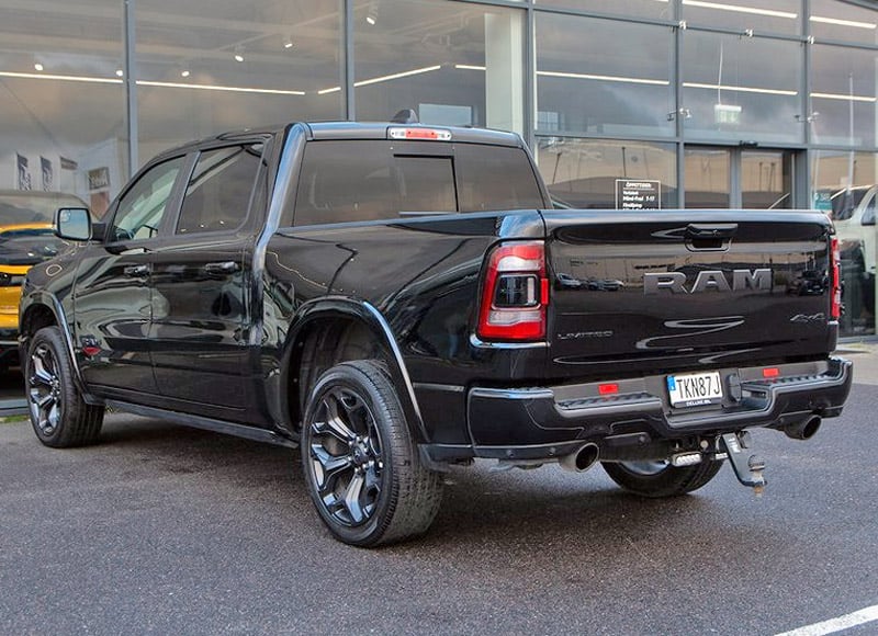 Svart RAM 1500 Crew Cab Limited Night Edition stulen i Märsta norr om Stockholm