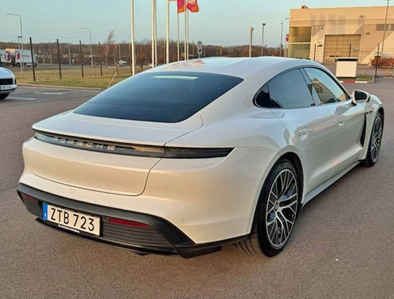 Vit Porsche Taycan 4S stulen/ grovt bedrägeri i samband med försäljning Halmstad