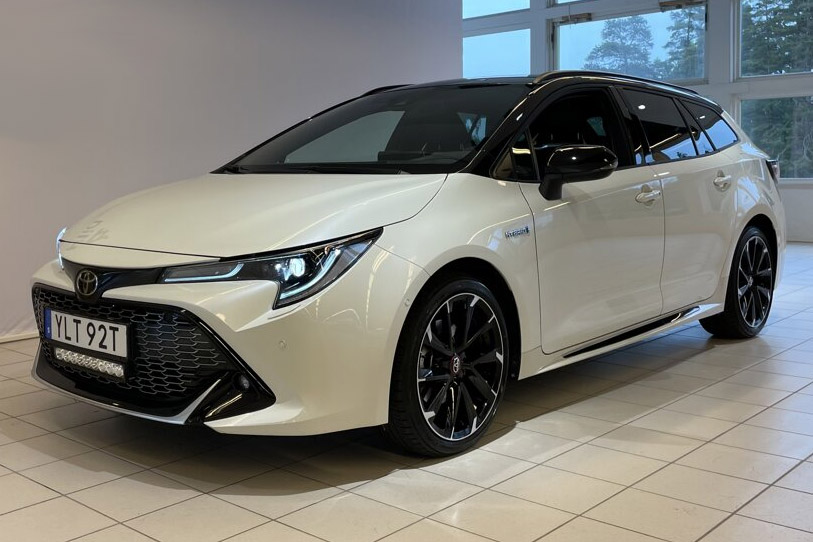 Vit med svart tak, Toyota Corolla Touring Sports Hybrid stulen i Skälby, västra Stockholm