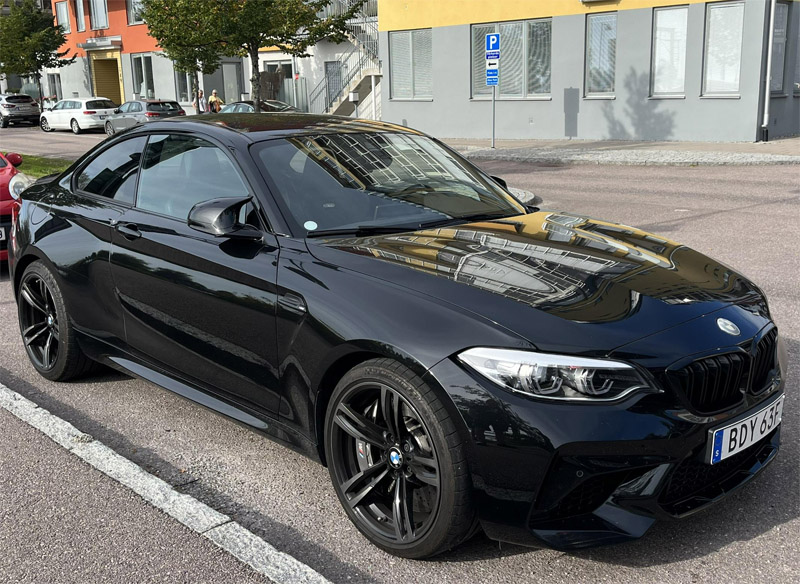 Svart BMW M2 Competition stulen i Enköping