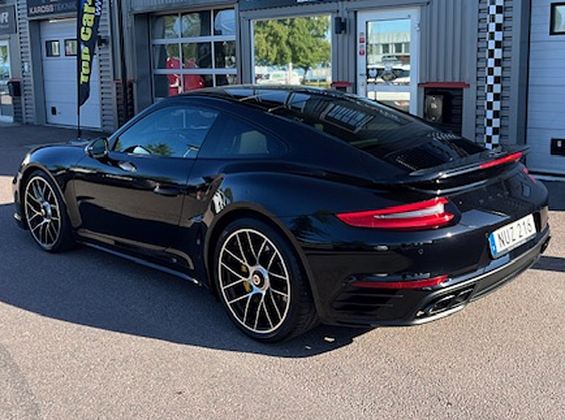 Svart Porsche 911/991 Turbo S stulen i Karlstad