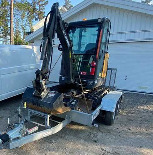 Maskintrailer Indespension lastad med en minigrävare Volvo EC18E stulen i Bandhagen, Stockholm