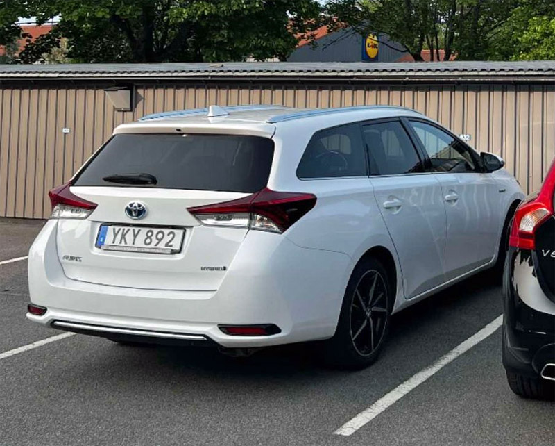 Vit Toyota Auris Touring Sports Hybrid stulen i Linköping