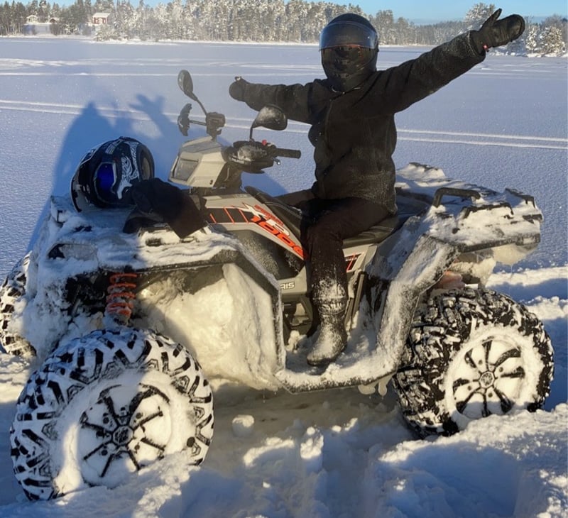 Grå fyrhjuling Polaris Sportsman XP 1000 S stulen utanför Härryda