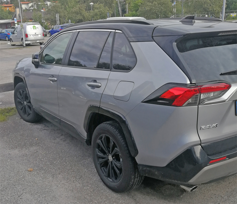 Grå metallic med svart tak Toyota RAV4 Hybrid AWD Style stulen i Älta söder om Stockholm