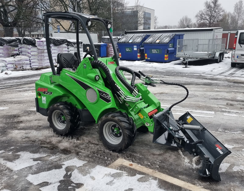 Två nya gröna Avant kompaktlastare stulna i Örebro
