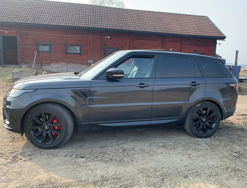 Grå Land Rover Range Rover P400e stulen i Viksjö, Järfälla