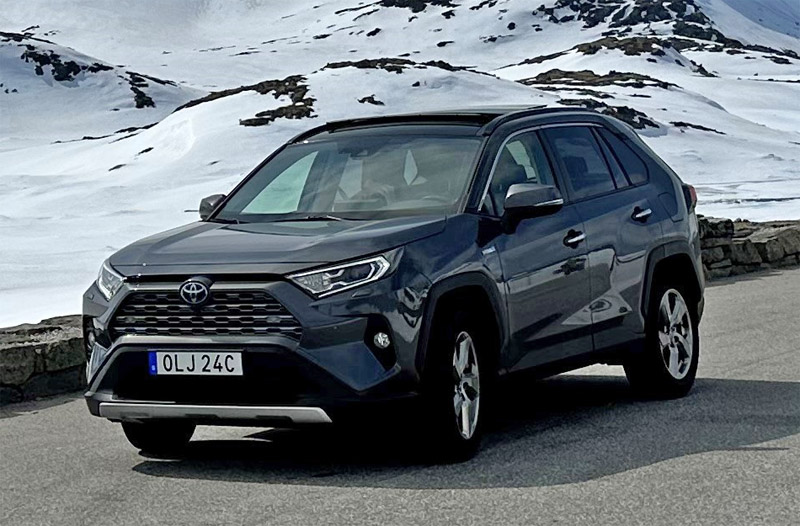 Mörkgrå metallic Toyota RAV4 Hybrid AWD stulen i Hässelby, Stockholm