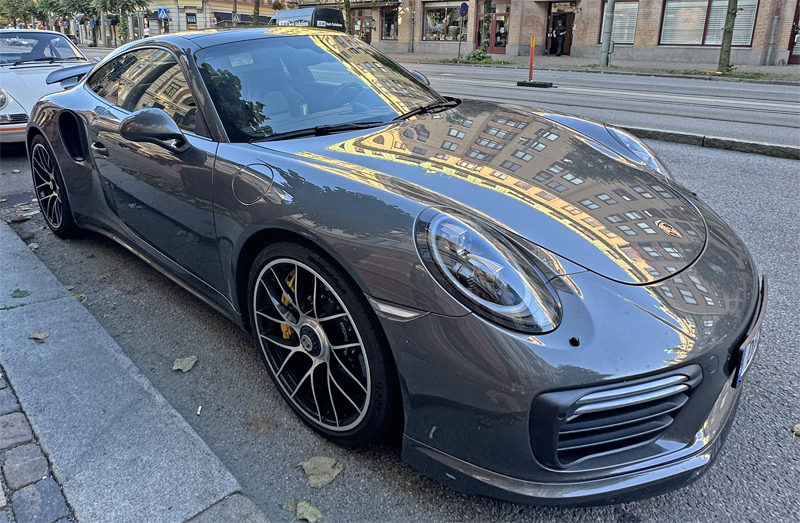 Grå metallic Porsche 991/ 911 Turbo S stulen i Bjärred norr om Malmö