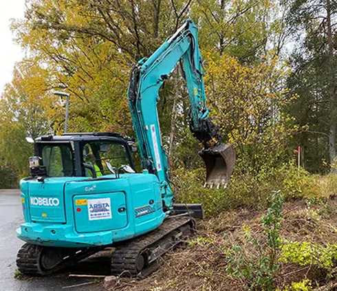 Två Kobelco bandburna grävmaskiner stulna i Tullinge sydväst om Stockholm