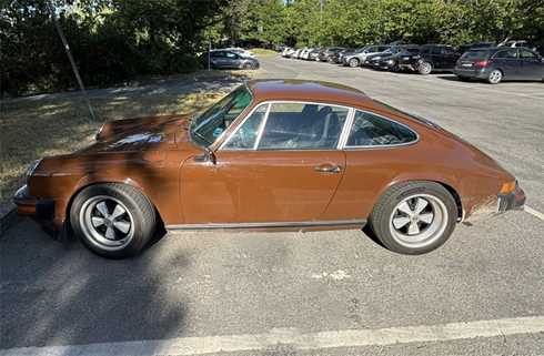 Renoverad och ombyggd brun Porsche 911 S stulen på Djurgården i Stockholm