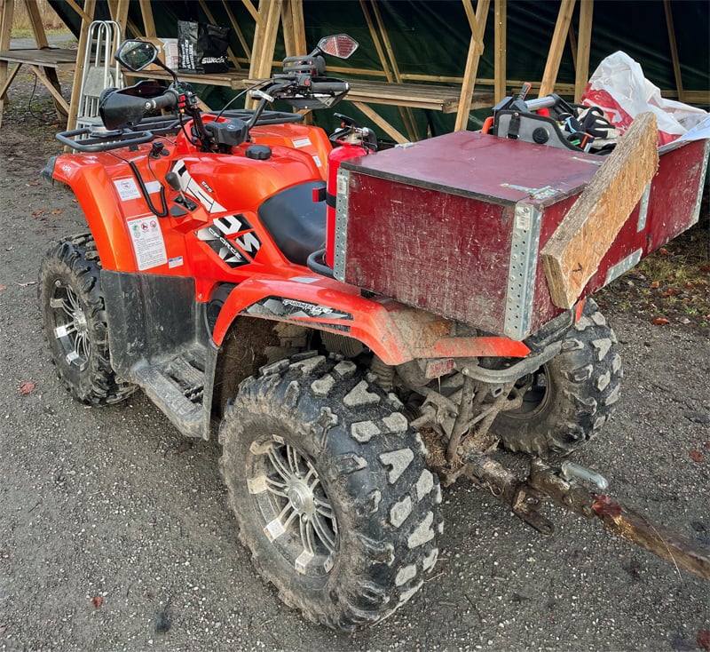 Orange CF Moto CForce 450 S stulen på Hunneberg öster om Vargön