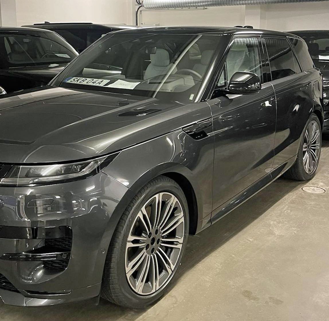 Grå Land Rover Range Rover Sport P460e stulen i Stocksund norr om Stockholm