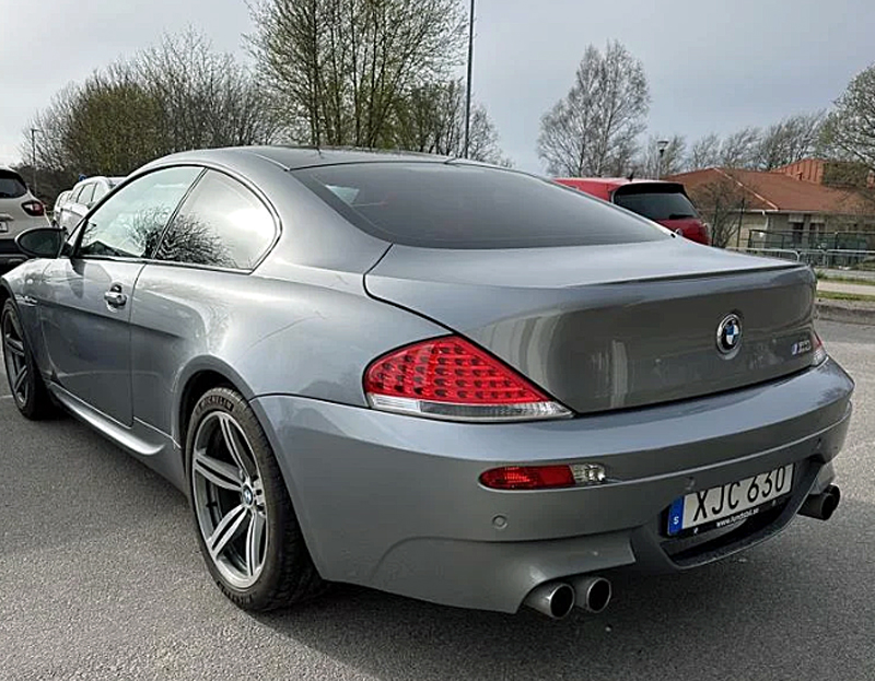 Silvermetallic BMW M6 E63 stulen i Varberg