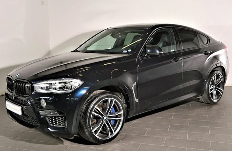 Mörkblå metallic BMW X6 M stulen i Segeltorp, Stockholm