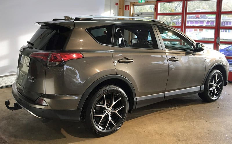 Brunmetallic Toyota RAV4 Hybrid AWD stulen i Spånga, Stockholm