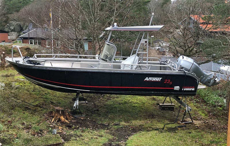 Arronet 23.5 med 150hk Honda stulen på trailer i Hovås, Göteborg 