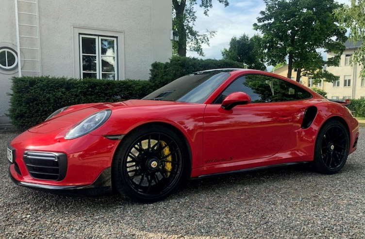 Röd Porsche 911/991 Turbo S stulen i Motala