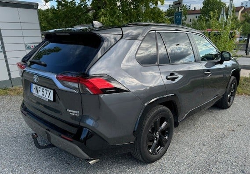 Grå metallic med svart tak, Toyota RAV4 Hybrid AWD "Style" stulen i Vällingby, Stockholm