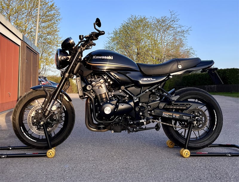 Svart Kawasaki Z900 RS stulen i Upplands Väsby norr om Stockholm