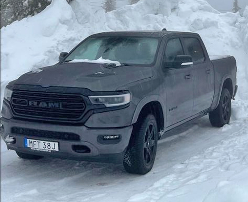 Grå metallic RAM 1500 Crew Cab Limited stulen i Askersund