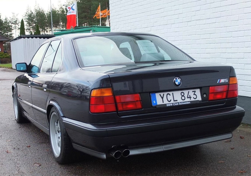 Blå BMW M5 Sedan E34 stulen i Ropsten, Stockholm