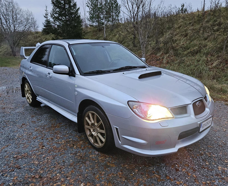 Silvermetallic Subaru Impreza WRX STI stulen utanför Enköping