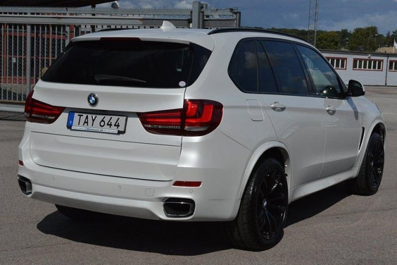 Vit BMW X5 50I stulen i Nynäshamn