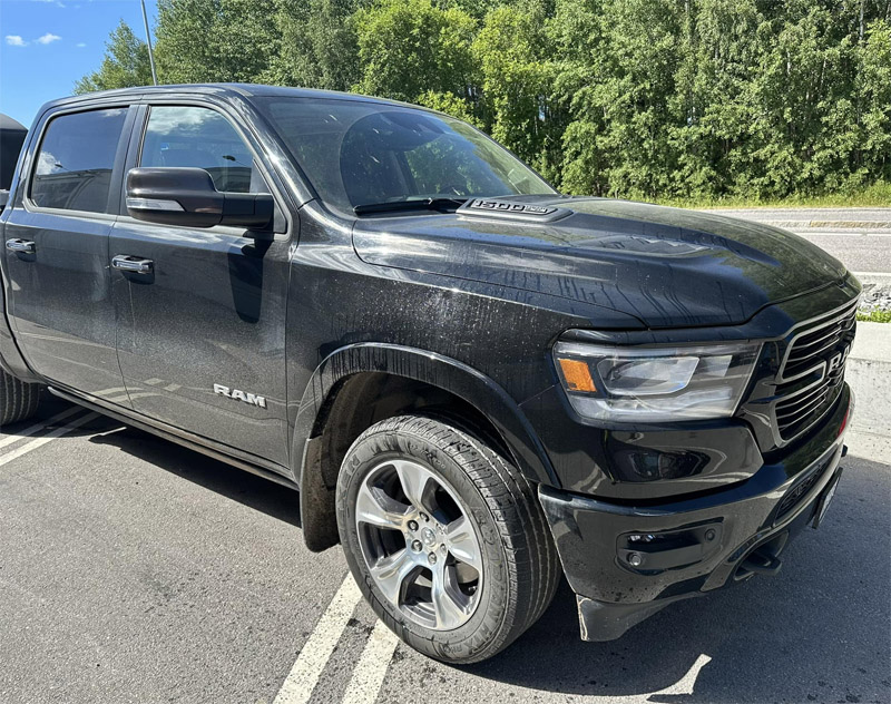 Svart RAM 1500 Laramie Crew Cab stulen i Knivsta mellan Stockholm och Uppsala