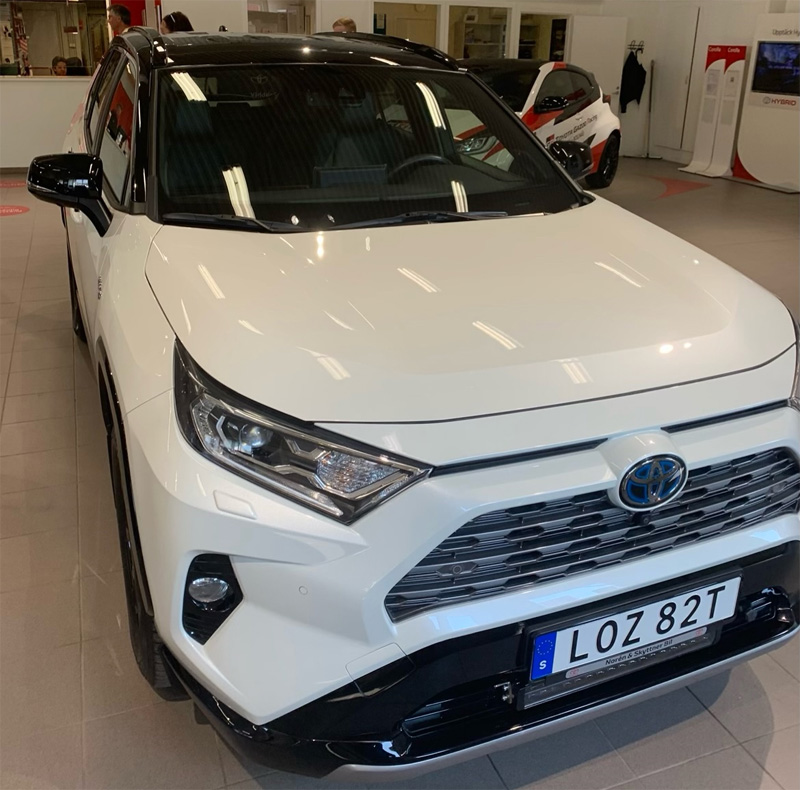 Vit med svart tak Toyota RAV4 Hybrid AWD "Style" stulen i Aspudden, Stockholm