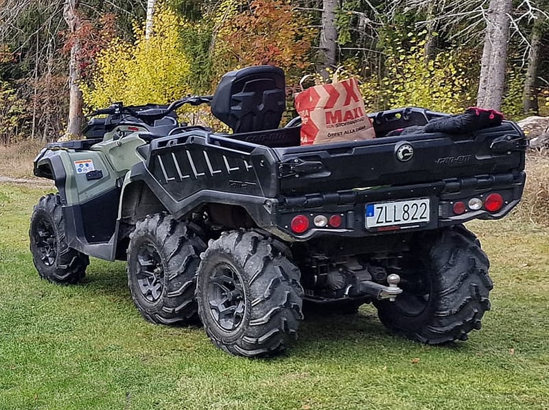 Sexhjuling Can Am Outlander 650 MAX 6X6 stulen utanför Torsåker