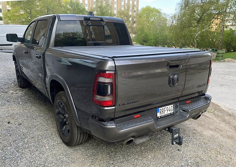 Grå metallic RAM 1500 Crew Cab Limited stulen i Upplands Väsby norr om Stockholm