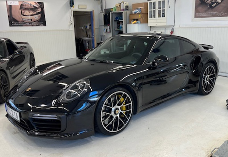 Svart Porsche 911/991 Turbo S stulen i Karlstad