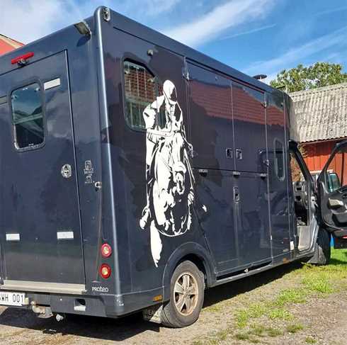 Mörkgrå hästlastbil Renault Master Theault stulen i Billdal söder om Göteborg